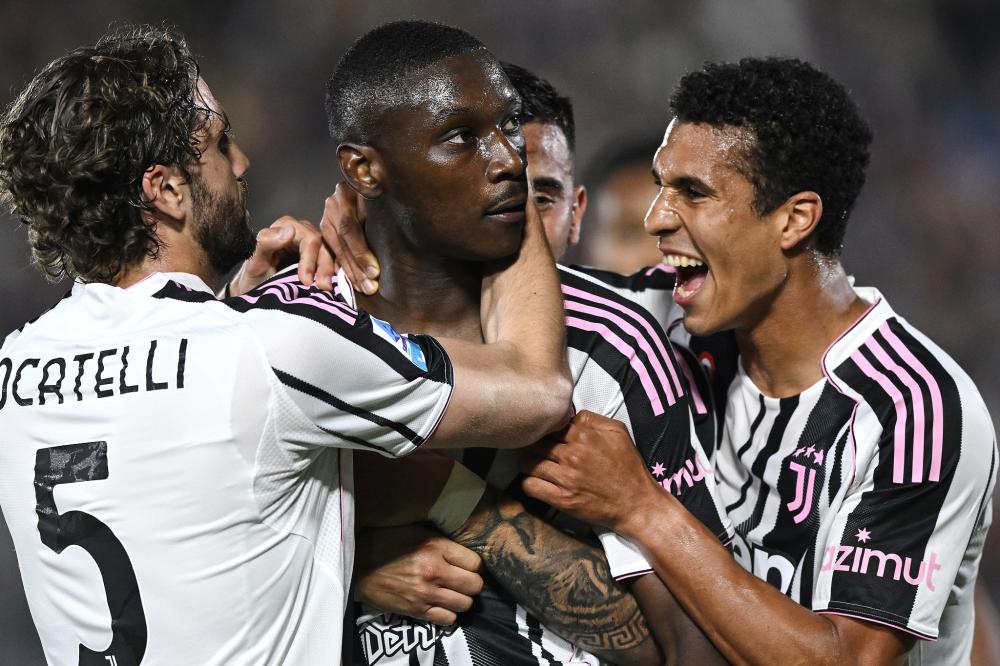 麦卡利斯特：庆祝动作是献给家人的；希望梅西能一直在国家队